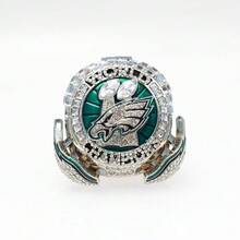 The  Latest 2025 Super✨Bowl Championship Ring In The Super✨Bowl Series Is Specifically Designed For The Sport Of Football And Is Exclusive To The 1 Eagles Team. It Features An Open Design That Resembles An Eagle's Wings. The Ring Comes With A Brown Wooden Display Case, Making It An Ideal Gift For Men. - 銀色 - 查看 2
