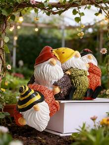 Set de ornamente de grădină din rășină, 1 pitic drăguț. Acești pitici colorați se adaugă în grădini, terase sau peluze. Perfect pentru a crea o atmosferă de basm în spațiile exterioare, ideal pentru iubitorii de decorațiuni de grădină.