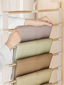 1个多功能裤架，带梯形可折叠不锈钢架 – 多层防滑裤架，适用于衣柜，节省空间，可折叠裤架，带防滑手柄，优质防锈结构，方便取用悬挂系统，承重力强，轻巧坚固，按款式分类裤子，是春季衣橱改造的理想之选，让您的裤子整齐、干净、时尚地展示在家中、公寓、宿舍衣柜中。 - 彩色 - 查看 8