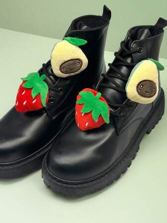 Suricat 2 piezas de imitación de fresa y melocotón estilo europeo y coreano, clips para zapatos con forma de fruta, accesorios de zapatos desmontables de moda y versátiles, dulces y lindos para usar, regalo perfecto, decoración multifuncional para zapatos/botas, adecuado para niñas y mujeres, moda diaria o regalo, adecuado para zapatos deportivos, zapatos casuales de mujeres y hombres