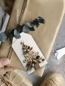 49 piezas/48 piezas Etiquetas de regalo navideñas rústicas y campestres con cuerda de cáñamo - Textura de grano de madera elegante y recortes de piña y campana, lazos navideños "Feliz Navidad" y bramante para envolver regalos, decorar el árbol, manualidades navideñas - Etiquetas de papel beige/marrón con fondo blanco, duraderas y fáciles de escribir, etiquetas de regalo navideñas vintage, etiquetas de regalo navideñas para mascotas, etiquetas de regalo navideñas, etiquetas de regalo navideñas para animales, decoración navideña de temporada