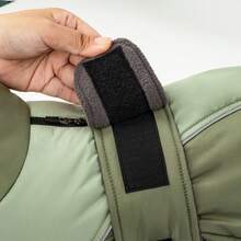 可调节狗狗外套，适合小型犬和中型犬 - 反光羊毛衬里、牵引绳孔、可调节扣环、项圈，让宠物保持温暖