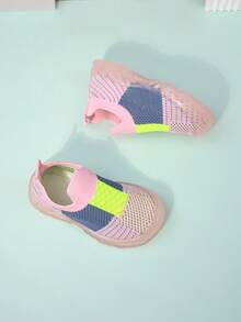 زوج من أحذية رياضية كاجوال منسوجة ذات نمط كتل اللون، قاع ناعم وغير انزلاقي، أصابع مستديرة، مناسبة للمدرسة/اللعب في الخارج، قابلة للتنفس وناعمة للأطفال