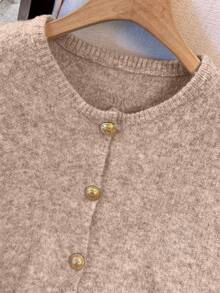 1 Stück minimalistischer einfarbiger weicher und sanfter Metallknopf Dekor Strickweste, vielseitiger Rundhals Modepullover für Frauen, Herbst/Winter