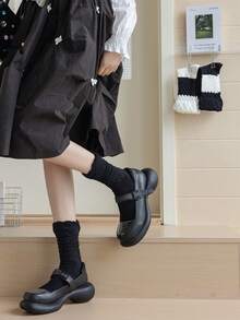 1 par de calcetines de burbuja sin hueso para mujer, calcetines de media caña con estampado en relieve blanco y negro estilo princesa, ajuste holgado para otoño/invierno