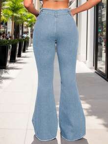 Pantalones vaqueros ajustados de campana para mujer - Lavado enzimático, bordes deshilachados y mezclilla elástica - Lavado ligero - Ver 2