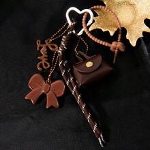 1 件黑咖啡手工编织绳和 PU 皮革迷你包钱包钥匙扣，带蝴蝶结和心形吊饰 - 棕色蝴蝶结、串珠绳和黑白条纹设计，3D 仿皮迷你手提包 - 彩色 - 查看 2