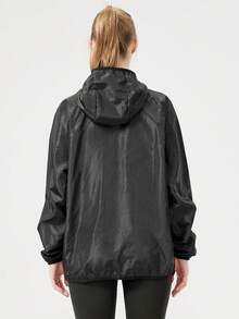 1 件女式轻薄亲肤夹克，户外运动休闲连帽风衣，带图案印花和多个口袋 - 黑色 - 查看 9