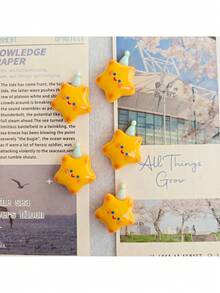 Zestaw 2 magnesów na lodówkę z uroczym wzorem gwiazdek i kapeluszem, kompaktowy rozmiar do mocowania zdjęć i notatek, dekoracyjne akcesoria do kuchni i biura - Wielokolorowe - Zobacz 5