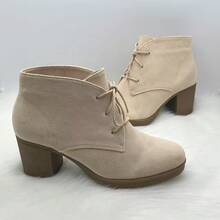 Stivaletti con tacco e lacci da donna, design classico con lacci che aggiunge un tocco femminile ed elegante