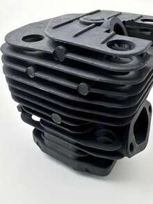 Un conjunto de cajas de plástico empaquetadas individualmente, cilindro de motor de metal negro, piezas de desgaste de herramientas de jardín, repuestos, cortadora de césped, motosierra, sierra eléctrica, sierra de mano, cilindro de máquina 58CC/52CC, cilindro universal duradero.