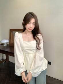 法式浪漫风荷叶边下摆方领长袖泡泡袖衬衫，收腰设计，修身剪裁，荷叶边下摆，2026 春季款 - 杏色 - 查看 6