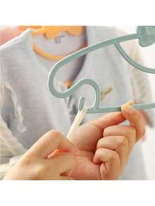 Cuier pentru haine pentru copii, 10 buc/1 buc, fabricat din material PP, suport de uscare a hainelor de acasă, suport pentru haine drăguț, antiderapant și anti-cădere, cuier pentru haine pentru nou-născuți, cuier pentru depozitarea dulapului cu papion, robust și durabil, cu cârlige, cuier multifuncțional pentru haine uscate și umede, două în unu cu fundă, potrivit pentru copii cu vârsta cuprinsă între 0 și 10 ani, cuier și clemă esențiale pentru depozitarea acasă