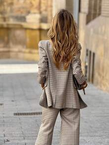 This Is A Retro Checkered Women's Suit Jacket With A European And American Style. It Is Loose And Slimming, A Versatile And Casual Choice For Work And Commuting. Made Of Woven Fabric, It Is Simple And Neat, A Must-Have For Daily Use At Home And In The Office All Year Round