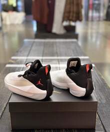 Nike 男款Jordan Jumpman Hustle PF 舒適百搭 輕便避震 低筒籃球鞋 - 黑與白 - 查看 4