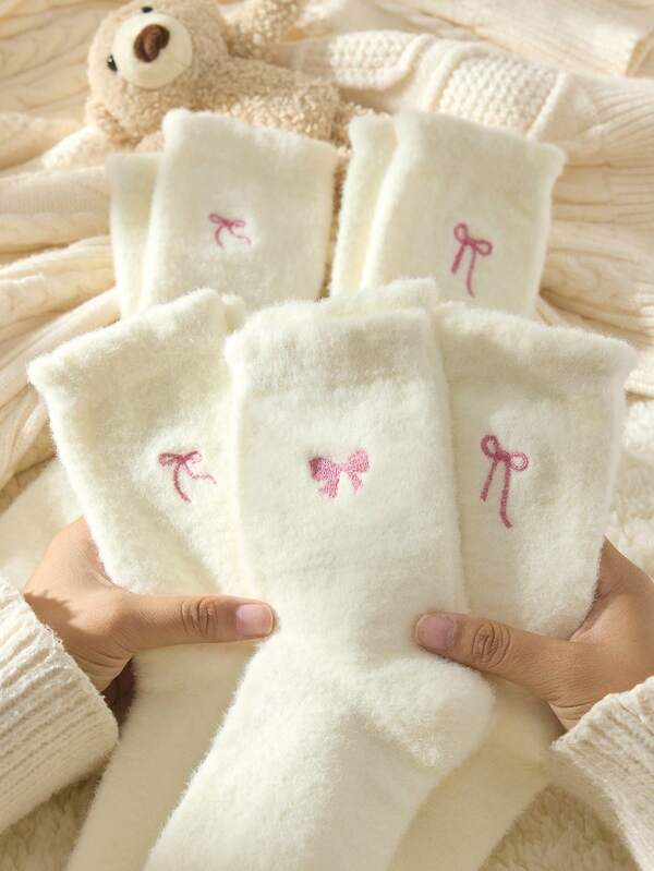 2 Paar zufällige Farben weiße flauschige Damen Crew Socken, Schleifenmuster warme Socken, weich und bequem, geeignet für Herbst und Winter