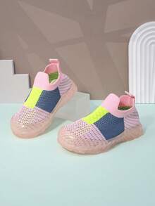 زوج من أحذية رياضية كاجوال منسوجة ذات نمط كتل اللون، قاع ناعم وغير انزلاقي، أصابع مستديرة، مناسبة للمدرسة/اللعب في الخارج، قابلة للتنفس وناعمة للأطفال