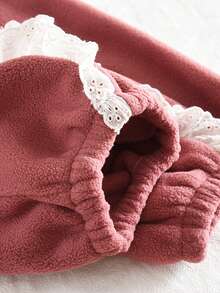 Conjunto de ropa de invierno para niñas jóvenes, suéter de terciopelo de unicolor con bolsillo y pantalón de dos piezas, estilo casual con detalles de encaje y parches