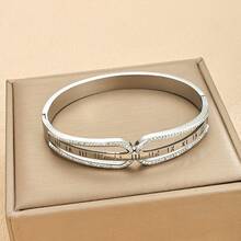 A Women's Roman Numeral Diamond Bracelet, Designed In 18K Gold, Inlaid With White Zirconia, Made Of Titanium Steel And Hypoallergenic, With An Adjustable Opening. It Is A Light Luxury Retro Style Jewelry Suitable For Daily Commuting And Formal Dinner Occasions.