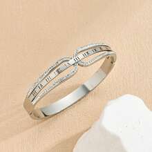 A Women's Roman Numeral Diamond Bracelet, Designed In 18K Gold, Inlaid With White Zirconia, Made Of Titanium Steel And Hypoallergenic, With An Adjustable Opening. It Is A Light Luxury Retro Style Jewelry Suitable For Daily Commuting And Formal Dinner Occasions.