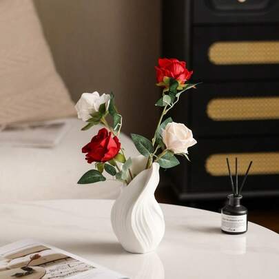 3D打印丝绸质感干花花瓶 - 北欧极简主义ins风创意艺术装饰，扭曲复古抽象设计，奢华3D打印花瓶，适合干花插花，家居装饰点缀，客厅卧室玄关桌面装饰，北欧极简主义家具装饰，抽象艺术花瓶，适合插花和极简主义室内装饰，是ins风家居装饰和创意礼品的理想之选。