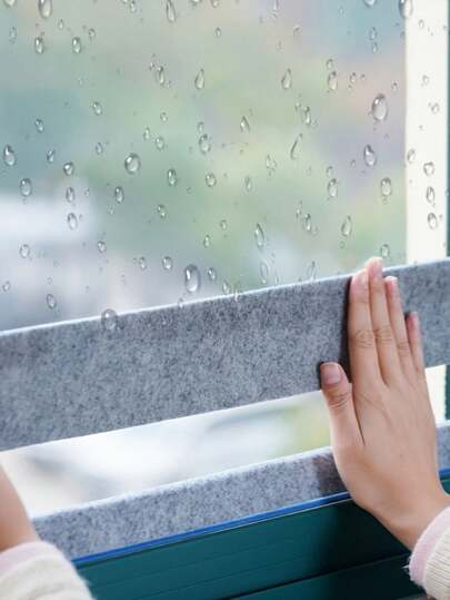 1 Roll Nylon Window Anti-Condensation Solution - Anti-Condensation Sealing Tape And Waterproof Self-Adhesive Absorbent Felt Strips, Wider And Thicker Design, Easy To Install And Clean, Durable (Tools Included), Moisture Barrier And Absorbent Sealing Strips Effectively Keep Windows Dry, Suitable For Windows, Doors, Air Conditioners, Plastic And Glass Surfaces, Ideal For Indoor Use, Also A Great Christmas And Halloween Gift.
