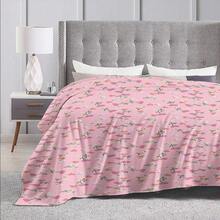 1 pieza Manta de franela con tema floral rosa, lavable a máquina, suave y cómoda, manta de lana ligera, decoración del hogar, adecuada para todas las estaciones, regalo para amigos, adecuada para sofás, camas, coches, oficinas, campamentos, viajes, al aire libre, adecuada para regalar a familiares y amigos. El regalo perfecto para hijos, hijas, abuelas, abuelos, padres, madres, tíos y tías, perfecto para Halloween, Navidad y Acción de Gracias