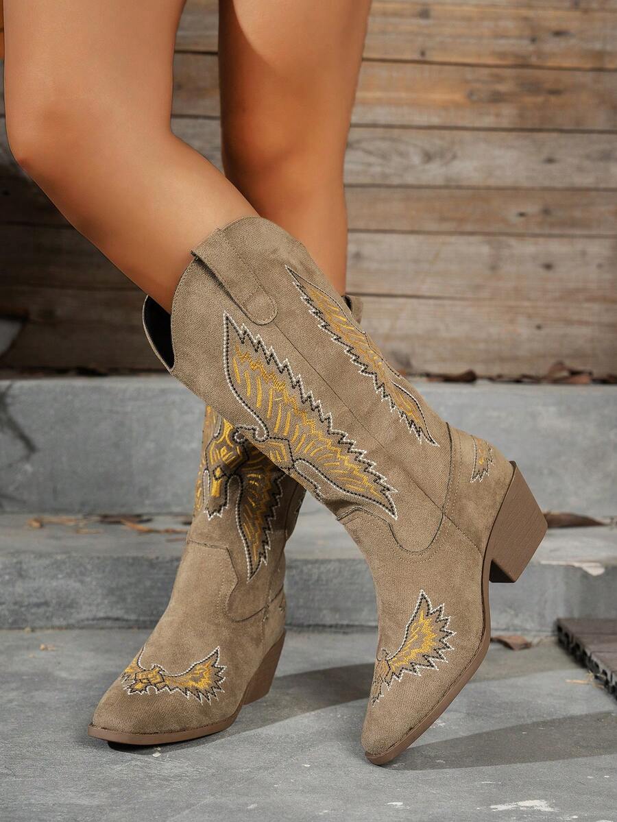 Botas Casuais de Cano Médio Estilo Ocidental com Bordado de Chama Femininas, Parte Superior de Couro Camurça, Salto Grosso, Slip-On, Cor Cáqui, Outono/Inverno