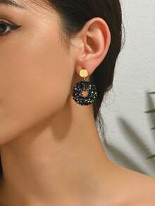 1 Cặp bông tai vòng pha lê rỗng hình học 3D thời trang cổ điển thanh lịch, bông tai vòng tròn đính hạt thủ công sang trọng thích hợp cho ngày lễ tình nhân, lễ hội âm nhạc, đám cưới, quà tặng cho bạn bè và người yêu, thích hợp cho trang phục hàng ngày, kỳ nghỉ, dự tiệc của phụ nữ (Màu sắc và vị trí đính hạt thủ công ngẫu nhiên) - màu đen - Xem 2