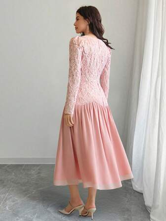 Enfärgad elegant texturerad chiffongklänning, graciös långärmad böljande klänning