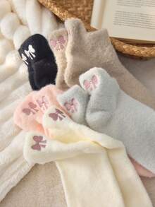 2/4双装白色毛绒短袜，蝴蝶结图案，保暖舒适，适合秋冬季节，颜色随机