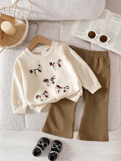 2 件女婴蝴蝶结刺绣圆领长袖休闲运动衫和喇叭裤套装，适合街头、居家和外出