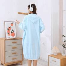 Neue korallrote Fleece-Bademantel mit Kapuze, dick und saugfähig, langärmlig, geeignet als Loungewear für Frauen