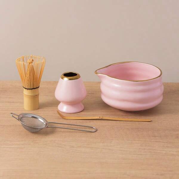 1 conjunto de acessórios japoneses para matcha, incluindo tigela de matcha banhada a ouro, batedor de matcha e conjunto de chá de viagem, ideal para a cerimônia do chá matcha. Presente perfeito para os amantes de matcha, incluindo tigela de matcha, batedor, colher, suporte para batedor e coador de chá. Construção em cerâmica durável, portátil e adequada para reuniões de negócios, apreciação de arte, viagens e ocasiões de lazer. Volta às aulas