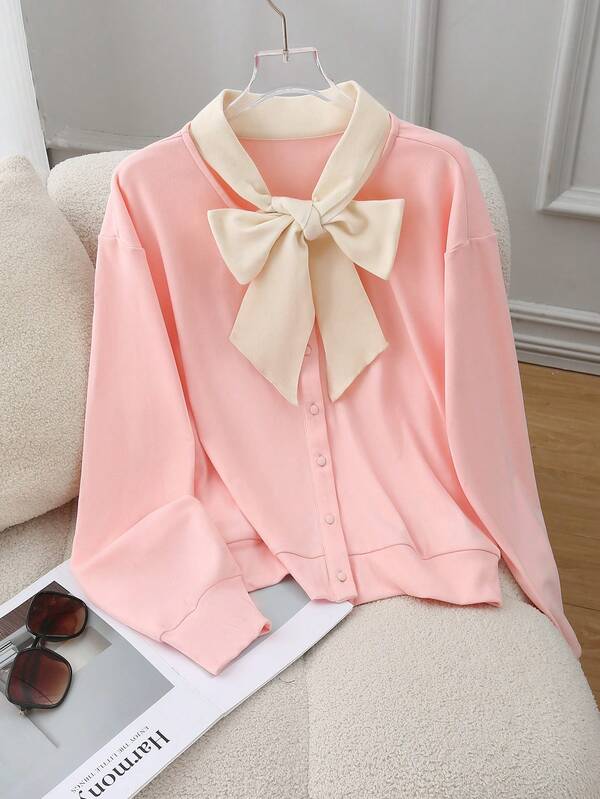 كارديجان مافوق المقاس مزين بعناصر الدمية الحلوة والفراشة مصنوع من الأقمشة المحبوكة، كنزة صوفية جامعية باللون الوردي تقلل من العمر الظاهري