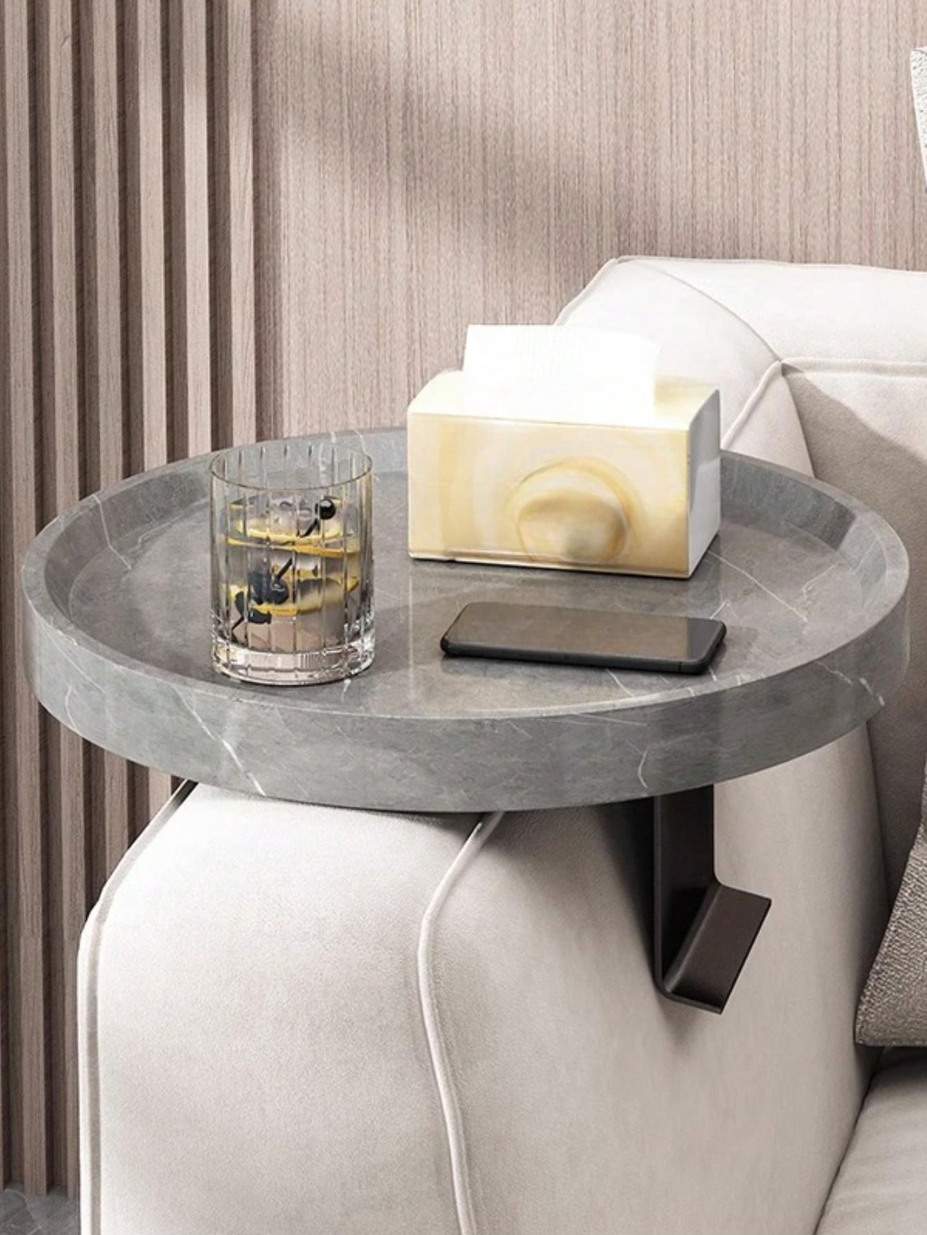 طاولة قهوة صغيرة