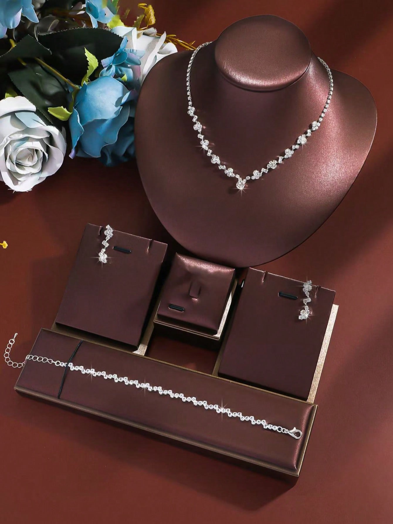 4 قطع: قلادة + أقراط + سوار + خاتم، طقم مجوهرات فا...