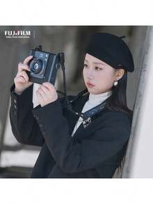 FujiFilm Cameră instantanee de format lat WIDE EVO cu imprimare wireless Bluetooth pentru telefonul mobil, moduri duale de fotografiere, ieșire instantanee HD, performanță portabilă acasă și o cutie cadou în ediție limitată aniversară de 75 de ani a Snoopy.