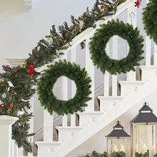 Corona de ramas de pino verde de 45 cm, guirnalda navideña de plástico duradero y realista con agujas y ramas de pino, decoración colgante para interiores y exteriores, puertas, paredes, ventanas, con asa para colgar fácilmente, adorno festivo para Navidad, Acción de Gracias y Año Nuevo