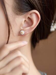 Cercei stud din argint sterlin S925 cu margarete delicate, 1 buc., pentru femei, design minimalist elegant, potriviți pentru purtare zilnică.