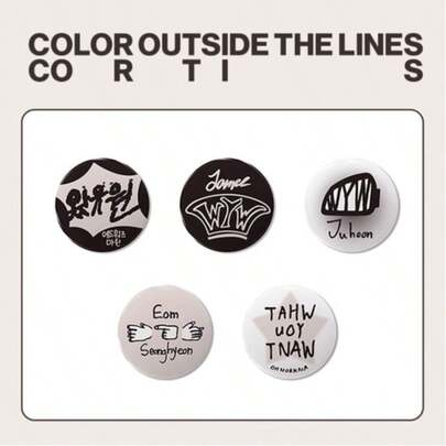 58毫米“COLOR OUTSIDE THE LINES CORTIS”。设计风格偏向极简主义和艺术气息，以手写或涂鸦风格的文字和图形元素为特色。它可以作为装饰服装、背包等物品的创意配饰，非常适合注重个性和艺术表达的造型场景。