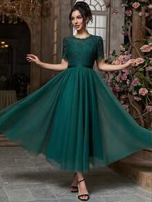 这款别致的短袖网纱鸡尾酒裙采用精致的蕾丝上衣和喇叭形中长裙设计，打造时尚的派对造型。 - 墨綠色 - 查看 7