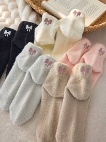 2/4双装白色毛绒短袜，蝴蝶结图案，保暖舒适，适合秋冬季节，颜色随机