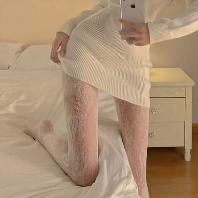 1 Đôi tất lưới mỏng gợi cảm họa tiết hoa hồng Nhật Bản mùa xuân hè, tất lưới mỏng gợi cảm, tất liền thân lót ren, tất lụa họa tiết dây leo cho nữ (2 màu: Đen, Trắng; 2 kiểu dáng cho 2 cảm xúc khác nhau). Sản phẩm tượng trưng cho sự uyển chuyển lãng mạn của trang phục mùa xuân hè, sự tinh tế trong việc tôn lên đường cong đôi chân và vẻ đẹp ngọt ngào, thu hút mọi ánh nhìn trong phong cách thường ngày.