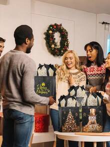 8 Stücke Premium elegante Weihnachtsgeschenktüten mit schwarz-goldener Glitzer-Gestaltung, aus goldenem und schwarzem Kraftpapier mit Tragegriff. Verziert mit Weihnachtsmann, Schneeflocken und Weihnachtsbaum-Motiven. Ideal für Weihnachtsgeschenke auf Weihnachtsfeiern. Weihnachtsthema.