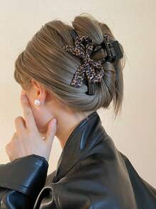 Leopard Print Bowknot Women's Hair Accessory Hair Claw Hair Claw, Elegant Clasp For Autumn And Winter With A Brown Plate For Half-Up Or Full-Up Hair, Exquisite Claw For Thick Hair, High-End Stylish Hair Claw, Retro, Mild, Elegant, Tasteful, Suitable For Occasions Like Daily Use, Holiday Parties, And Evening Balls, Perfect To Accessorize With, A Great Gift For Girls During Festivals. Elegant Hair Clips Fashion Claw Clips Winter Hair Cluth