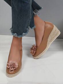Zapatos de cuña con suela gruesa para mujer - Estilo elegante y de moda - Casual y cómodo - Serie de Oriente Medio - Estilo retro - Uso diario - Casual y versátil - Minimalista - Tacones altos - Slip-on - Cuero sintético con perlas falsas - Tacones altos de plataforma con entramado - Zapatos de cuña con suela gruesa - Marrón - Ver 16
