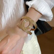 1 Stück modischer, glamouröser, funkelnder Armreif aus kubischem Zirkonia mit kreativem metallischem Kreuz-Kreuz-Doppel-C-Hohldesign, personalisierter leichter Luxus-Mehrzweckschmuck für Frauen, Party