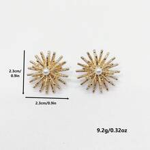 Brincos de design radial de fogos de artifício em metal dourado estilo vintage luxuoso com detalhes em pérola, elegantes
