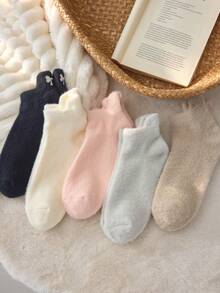 2/4双装白色毛绒短袜，蝴蝶结图案，保暖舒适，适合秋冬季节，颜色随机